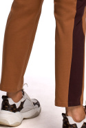 Spodnie damskie dresowe z prostymi nogawkami i lampasami karmelowe B173