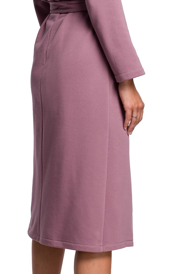 Elegancka sukienka midi z paskiem asymetryczny dekolt wrzosowa B178