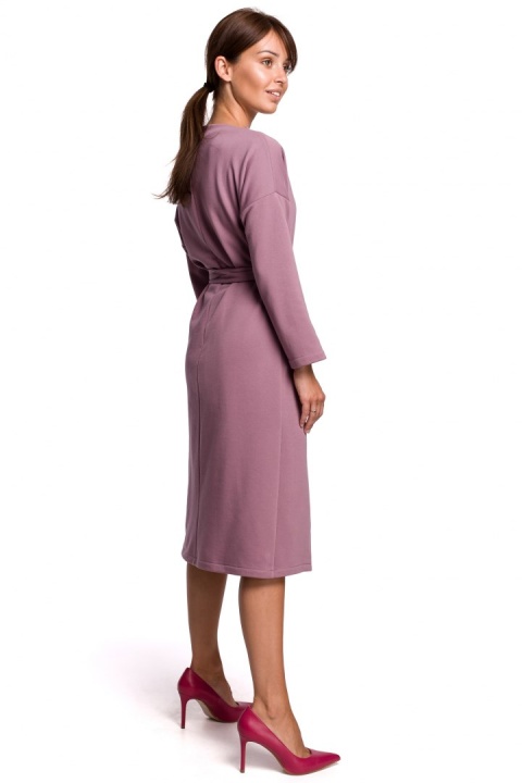 Elegancka sukienka midi z paskiem asymetryczny dekolt wrzosowa B178 Elegancka sukienka midi z paskiem asymetryczny dekolt wrzosowa B178