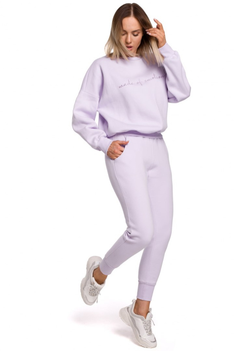 Bluza damska dresowa oversize z haftem na przodzie liliowa me536 Bluza damska dresowa oversize z haftem na przodzie liliowa me536