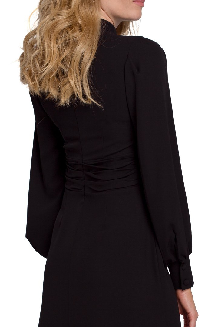 Sukienka mini ze stójką i długim bufiastym rękawem czarna K078