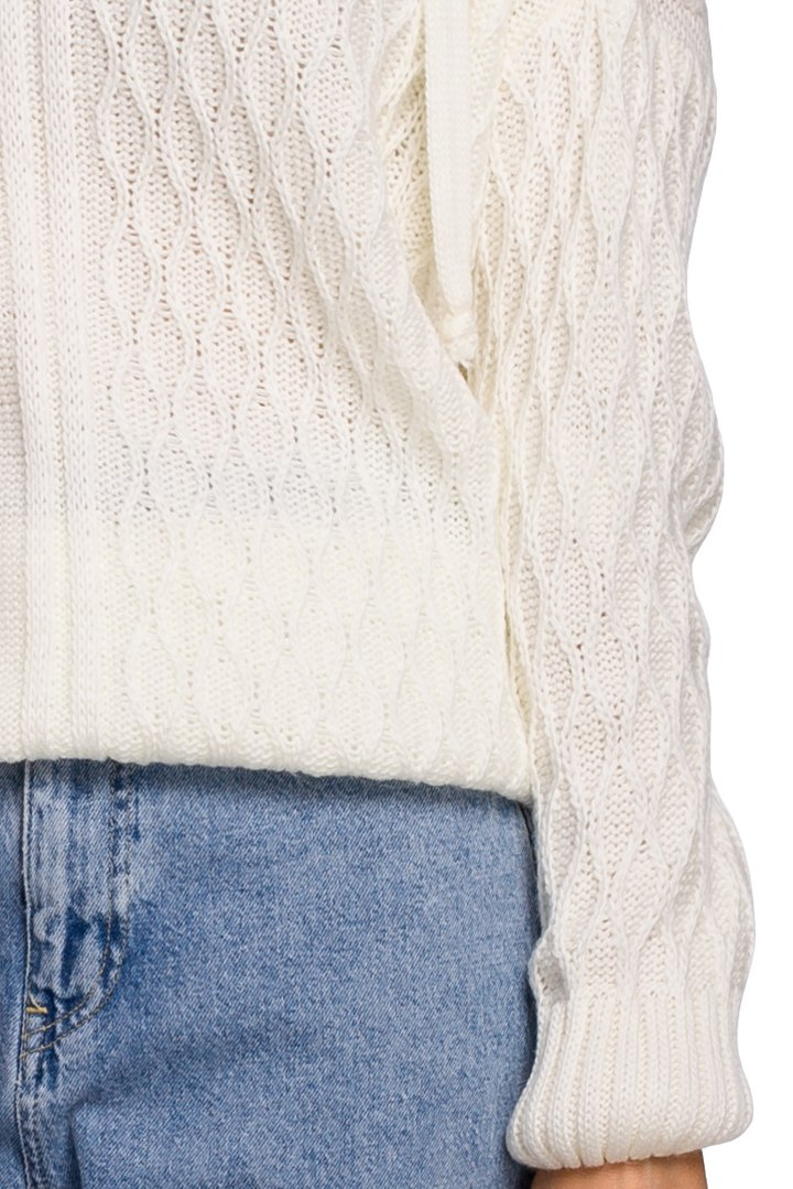 Sweter damski z kapturem i warkoczowym splotem ecru me540 Sweter damski z kapturem i warkoczowym splotem ecru me540