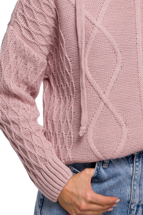 Sweter damski z kapturem i warkoczowym splotem różowy me540 Sweter damski z kapturem i warkoczowym splotem różowy me540
