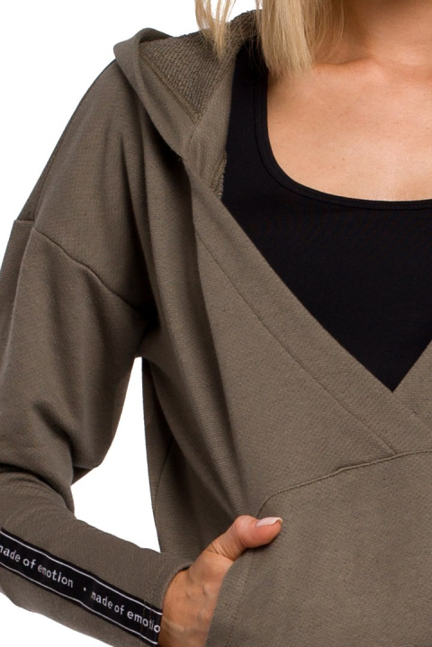 Bluza damska dresowa z kopertowym dekoltem i kapturem khaki me552 Bluza damska dresowa z kopertowym dekoltem i kapturem khaki me552