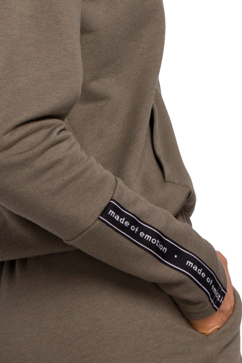 Bluza damska dresowa z kopertowym dekoltem i kapturem khaki me552 Bluza damska dresowa z kopertowym dekoltem i kapturem khaki me552