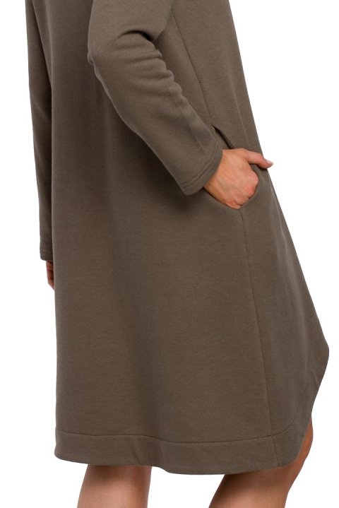 Sukienka trapezowa midi z długim rękawem i kołnierzem khaki me551 Sukienka trapezowa midi z długim rękawem i kołnierzem khaki me551