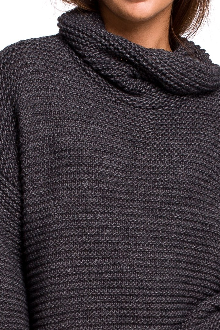 Sweter damski gruby oversize z golfem i ściągaczem antracytowy BK047 Sweter damski gruby oversize z golfem i ściągaczem antracytowy BK047