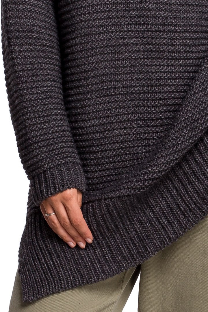 Sweter damski gruby oversize z golfem i ściągaczem antracytowy BK047 Sweter damski gruby oversize z golfem i ściągaczem antracytowy BK047