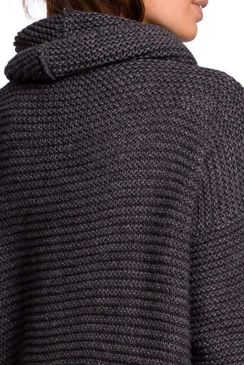 Sweter damski gruby oversize z golfem i ściągaczem antracytowy BK047 Sweter damski gruby oversize z golfem i ściągaczem antracytowy BK047