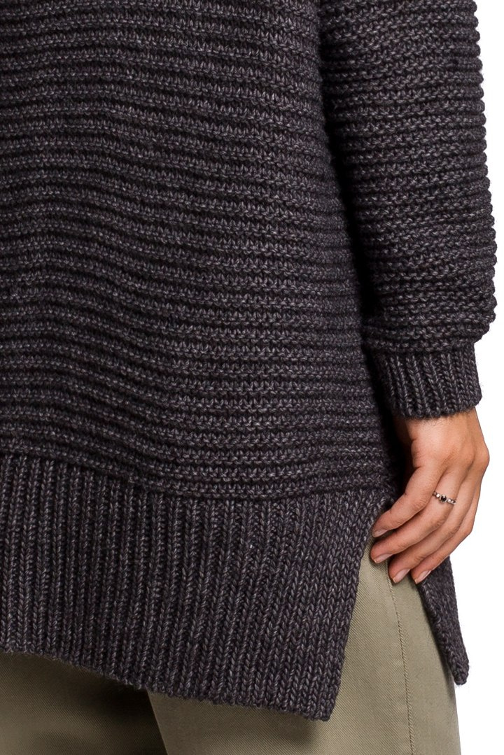 Sweter damski gruby oversize z golfem i ściągaczem antracytowy BK047 Sweter damski gruby oversize z golfem i ściągaczem antracytowy BK047