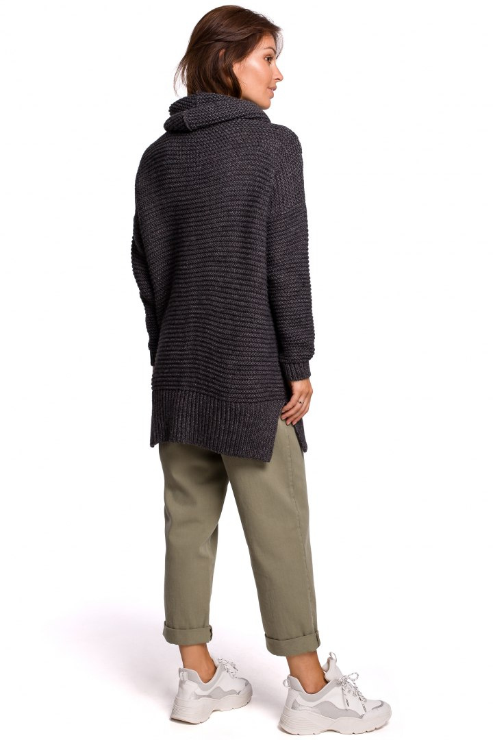 Sweter damski gruby oversize z golfem i ściągaczem antracytowy BK047 Sweter damski gruby oversize z golfem i ściągaczem antracytowy BK047