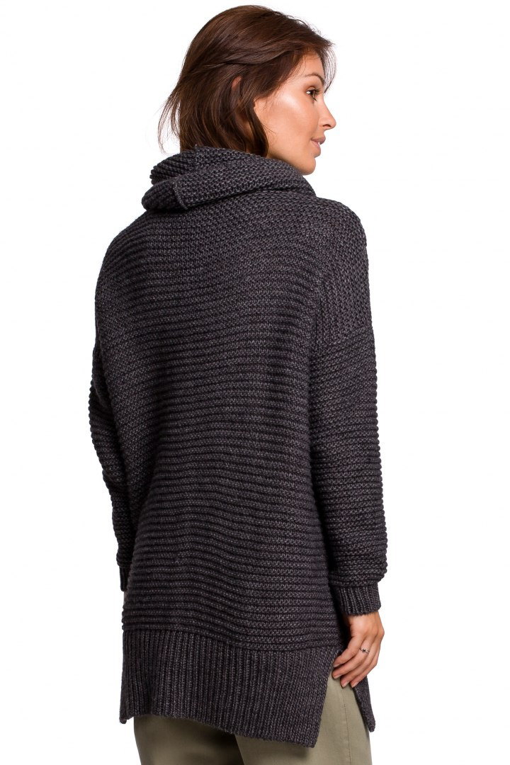 Sweter damski gruby oversize z golfem i ściągaczem antracytowy BK047 Sweter damski gruby oversize z golfem i ściągaczem antracytowy BK047