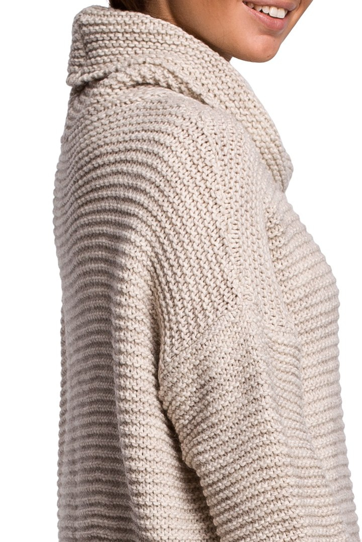 Sweter damski gruby oversize z golfem i ściągaczem beżowy BK047 Sweter damski gruby oversize z golfem i ściągaczem beżowy BK047