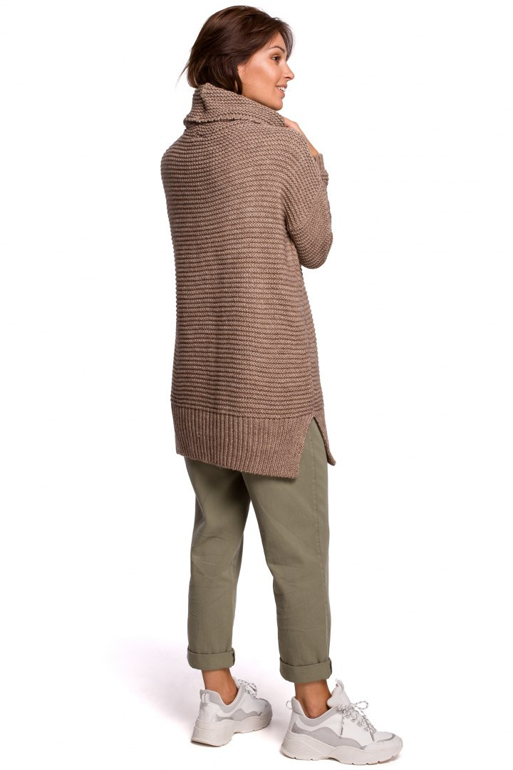 Sweter damski gruby oversize z golfem i ściągaczem cappuccino BK047 Sweter damski gruby oversize z golfem i ściągaczem cappuccino BK047