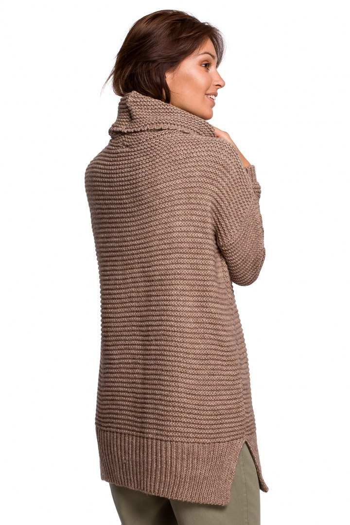 Sweter damski gruby oversize z golfem i ściągaczem cappuccino BK047 Sweter damski gruby oversize z golfem i ściągaczem cappuccino BK047