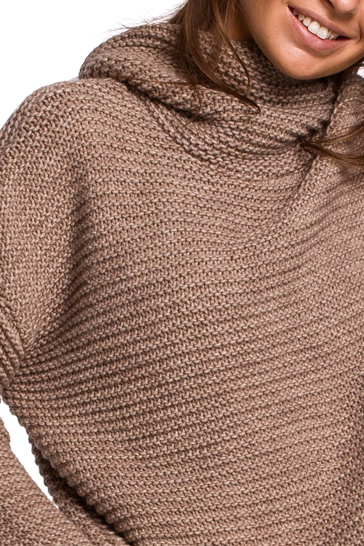 Sweter damski gruby oversize z golfem i ściągaczem cappuccino BK047 Sweter damski gruby oversize z golfem i ściągaczem cappuccino BK047