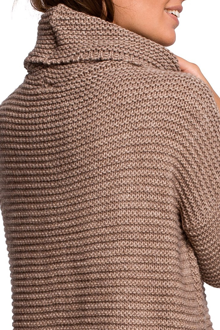 Sweter damski gruby oversize z golfem i ściągaczem cappuccino BK047 Sweter damski gruby oversize z golfem i ściągaczem cappuccino BK047