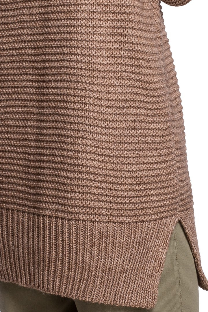 Sweter damski gruby oversize z golfem i ściągaczem cappuccino BK047 Sweter damski gruby oversize z golfem i ściągaczem cappuccino BK047