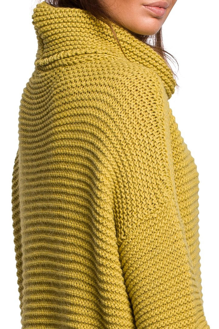 Sweter damski gruby oversize z golfem i ściągaczem limonkowy BK047 Sweter damski gruby oversize z golfem i ściągaczem limonkowy BK047