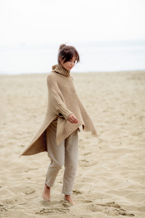 Sweter damski ponczo peleryna oversize z golfem kamelowy BK049 Sweter damski ponczo peleryna oversize z golfem kamelowy BK049