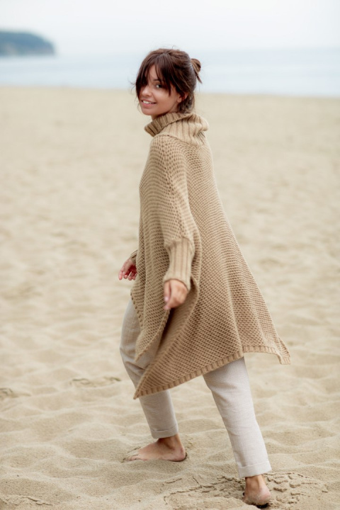 Sweter damski ponczo peleryna oversize z golfem kamelowy BK049 Sweter damski ponczo peleryna oversize z golfem kamelowy BK049