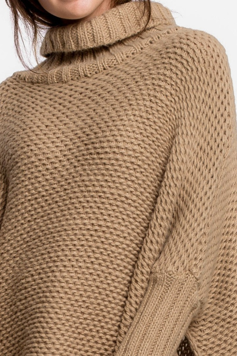 Sweter damski ponczo peleryna oversize z golfem kamelowy BK049 Sweter damski ponczo peleryna oversize z golfem kamelowy BK049