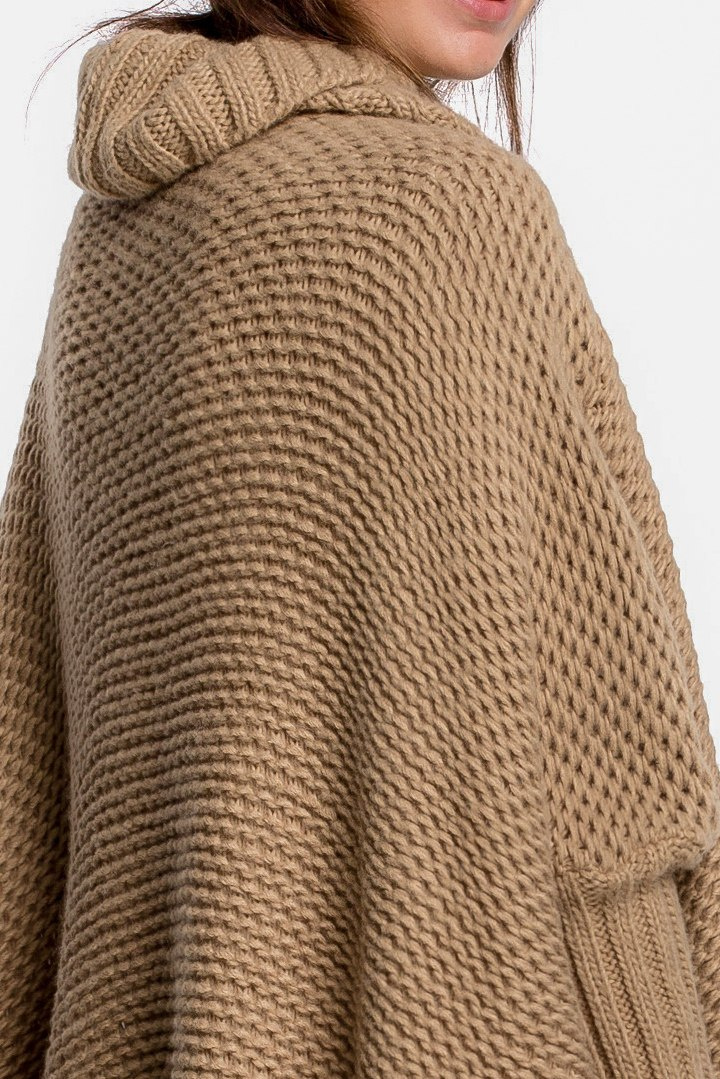 Sweter damski ponczo peleryna oversize z golfem kamelowy BK049 Sweter damski ponczo peleryna oversize z golfem kamelowy BK049