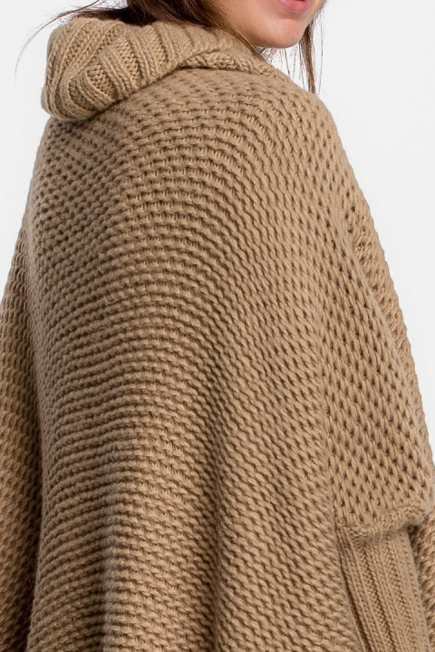 Sweter damski ponczo peleryna oversize z golfem kamelowy BK049 Sweter damski ponczo peleryna oversize z golfem kamelowy BK049