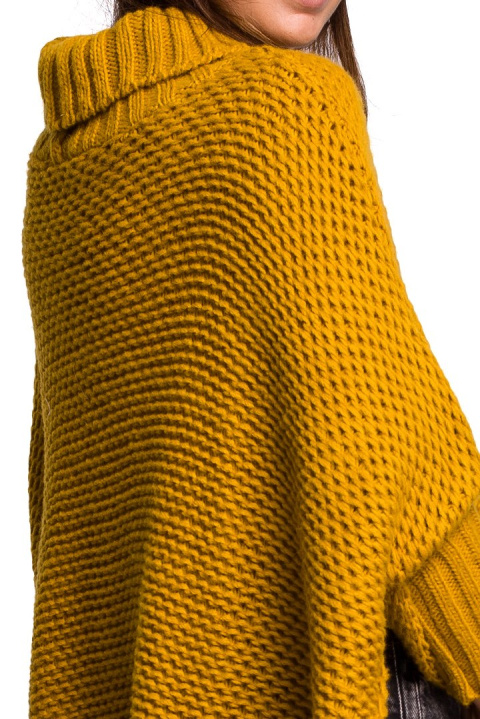 Sweter damski ponczo peleryna oversize z golfem miodowy BK049 Sweter damski ponczo peleryna oversize z golfem miodowy BK049