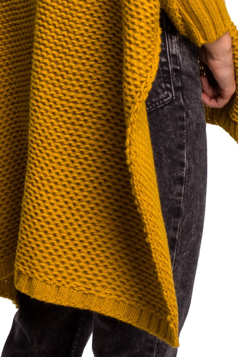 Sweter damski ponczo peleryna oversize z golfem miodowy BK049 Sweter damski ponczo peleryna oversize z golfem miodowy BK049