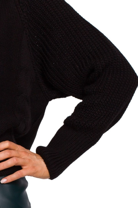 Sweter damski ze splotem warkoczowym okrągły dekolt czarny me554 Sweter damski ze splotem warkoczowym okrągły dekolt czarny me554