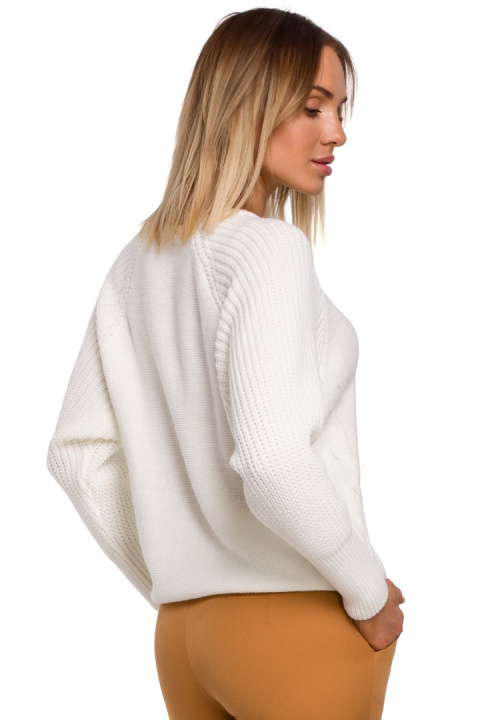 Sweter damski ze splotem warkoczowym okrągły dekolt ecru me554 Sweter damski ze splotem warkoczowym okrągły dekolt ecru me554