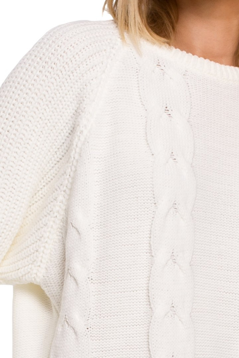 Sweter damski ze splotem warkoczowym okrągły dekolt ecru me554 Sweter damski ze splotem warkoczowym okrągły dekolt ecru me554