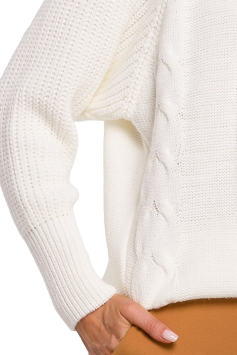Sweter damski ze splotem warkoczowym okrągły dekolt ecru me554 Sweter damski ze splotem warkoczowym okrągły dekolt ecru me554