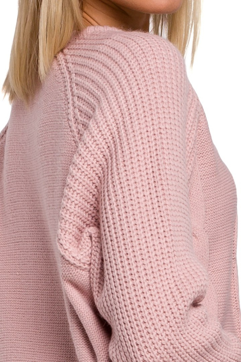 Sweter damski ze splotem warkoczowym okrągły dekolt różowy me554 Sweter damski ze splotem warkoczowym okrągły dekolt różowy me554