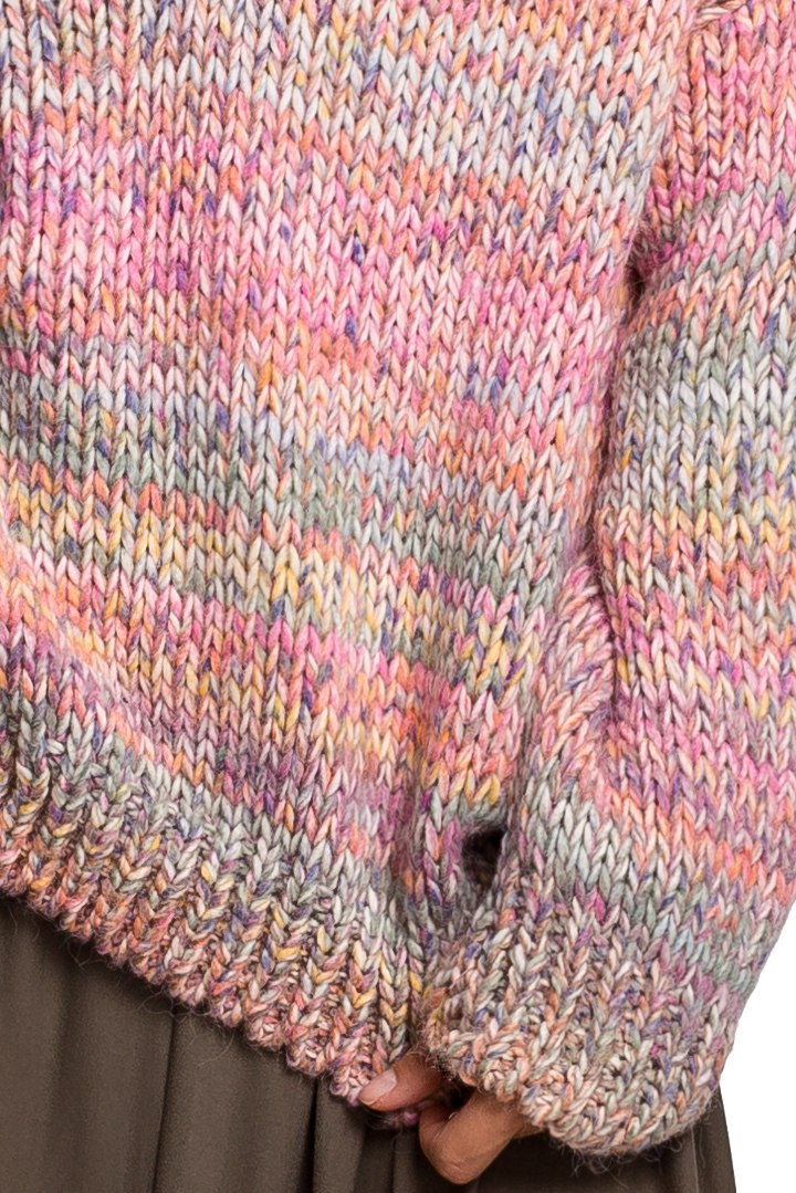 Sweter damski oversize gruby z dekoltem V kolorowy różowy BK048