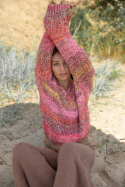 Sweter damski oversize gruby z dekoltem V kolorowy malinowy BK048
