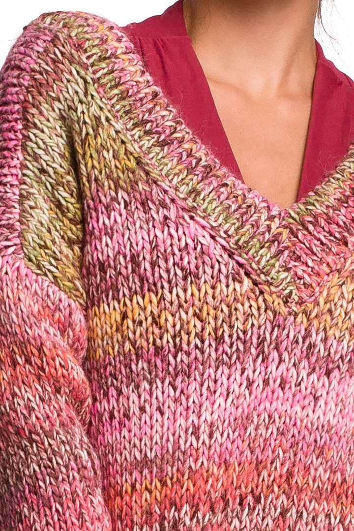 Sweter damski oversize gruby z dekoltem V kolorowy malinowy BK048 Sweter damski oversize gruby z dekoltem V kolorowy malinowy BK048