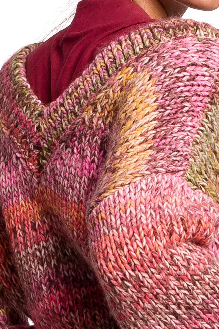 Sweter damski oversize gruby z dekoltem V kolorowy malinowy BK048