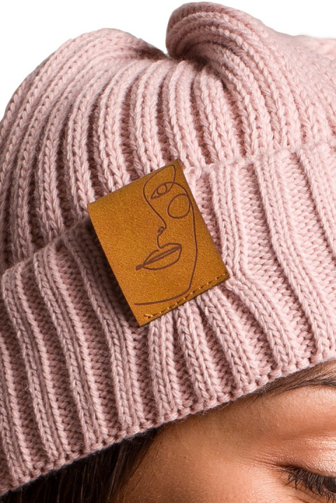 Czapka zimowa damska z wywinięciem i naszywką różowa BK059 Czapka zimowa damska z wywinięciem i naszywką różowa BK059