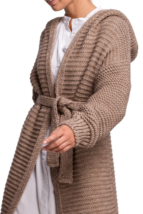 Długi kardigan damski z kapturem bez zapięcia wiązany cappuccino BK054 Długi kardigan damski z kapturem bez zapięcia wiązany cappuccino BK054