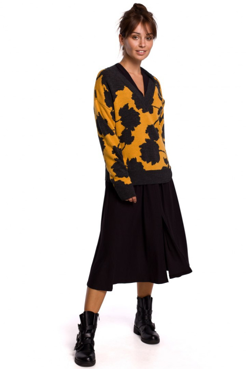 Sweter damski oversize z kimonowymi rękawami i dekoltem V m3 BK056 Sweter damski oversize z kimonowymi rękawami i dekoltem V m3 BK056