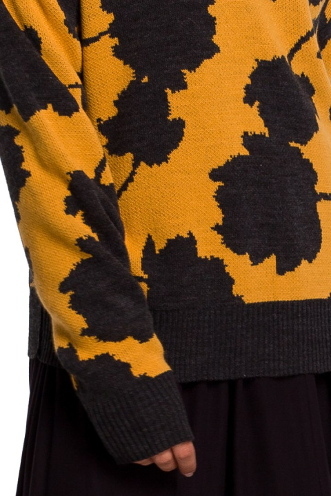 Sweter damski oversize z kimonowymi rękawami i dekoltem V m3 BK056 Sweter damski oversize z kimonowymi rękawami i dekoltem V m3 BK056