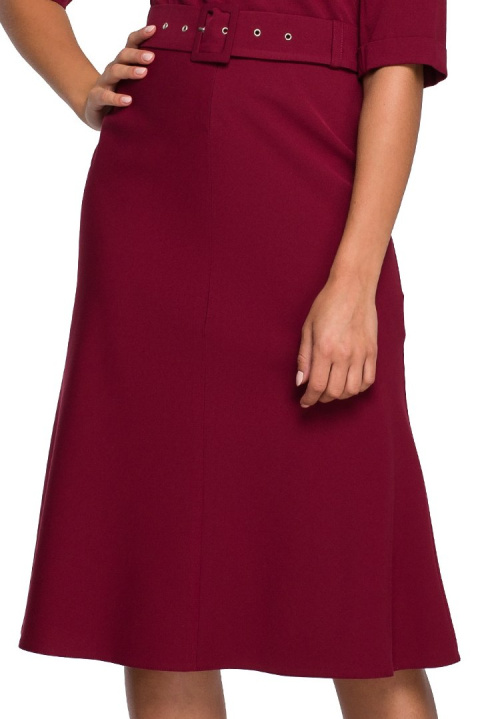 Elegancka sukienka midi z kołnierzykiem i paskiem bordowa S231 Elegancka sukienka midi z kołnierzykiem i paskiem bordowa S231