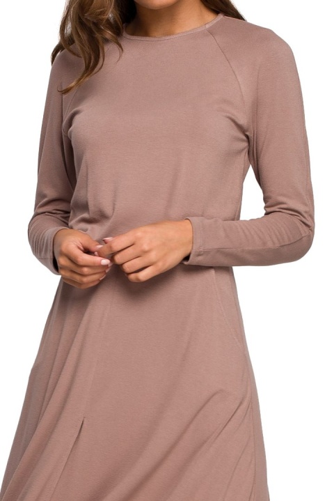 Sukienka rozkloszowana z wiskozy długi rękaw rozcięcie cappuccino S234 Sukienka rozkloszowana z wiskozy długi rękaw rozcięcie cappuccino S234