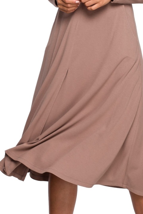 Sukienka rozkloszowana z wiskozy długi rękaw rozcięcie cappuccino S234 Sukienka rozkloszowana z wiskozy długi rękaw rozcięcie cappuccino S234