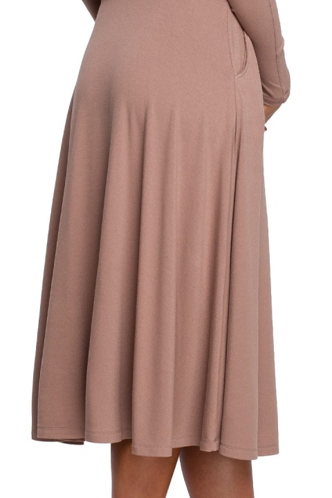 Sukienka rozkloszowana z wiskozy długi rękaw rozcięcie cappuccino S234 Sukienka rozkloszowana z wiskozy długi rękaw rozcięcie cappuccino S234