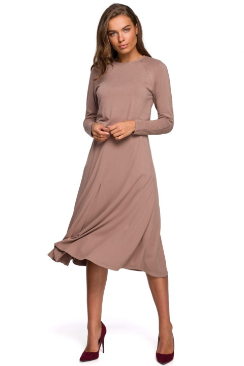 Sukienka rozkloszowana z wiskozy długi rękaw rozcięcie cappuccino S234 Sukienka rozkloszowana z wiskozy długi rękaw rozcięcie cappuccino S234