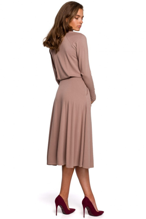 Sukienka rozkloszowana z wiskozy długi rękaw rozcięcie cappuccino S234 Sukienka rozkloszowana z wiskozy długi rękaw rozcięcie cappuccino S234