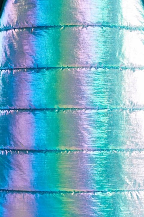 Długa kamizelka damska holograficzna z kapturem zapinana niebieska A386 Długa kamizelka damska holograficzna z kapturem zapinana niebieska A386